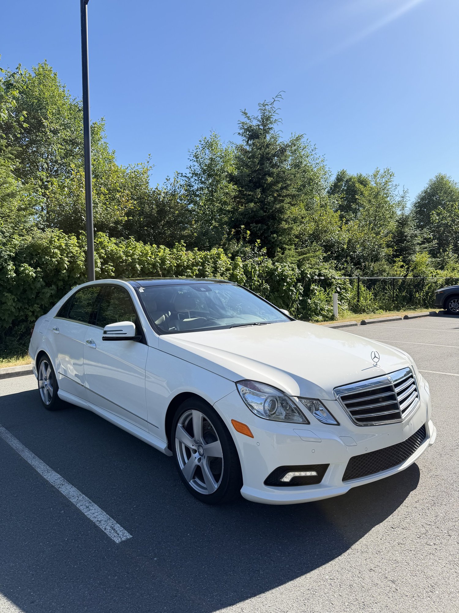 2010 Mercedes-Benz E350 thumbnail 3