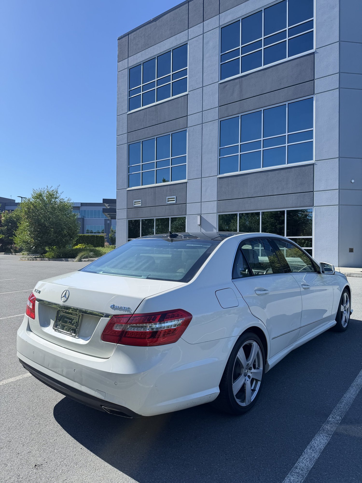 2010 Mercedes-Benz E350 thumbnail 4